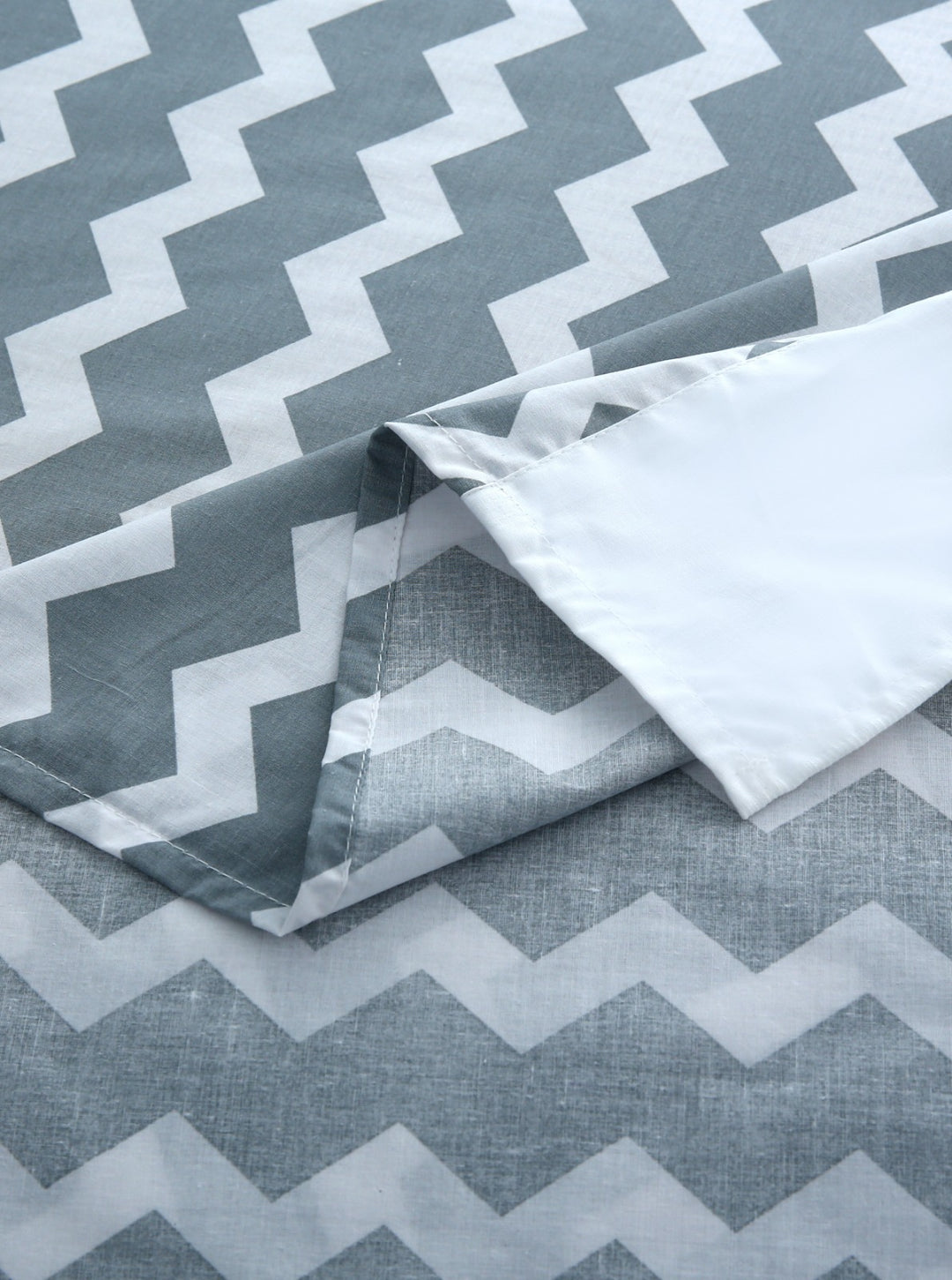 3 Pcs Cuffed Printed Bedsheet Set - 1395